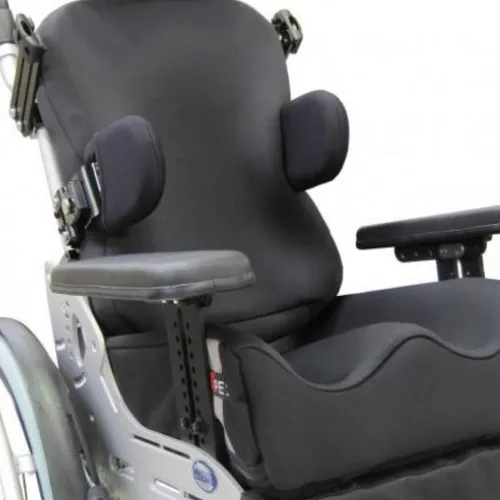 Lateral supports fitted to a wheelchair